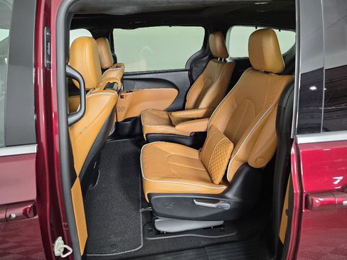 Used 2023 Chrysler Pacifica Pinnacle image 16