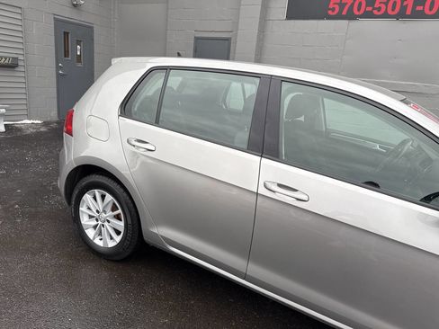 Used 2017 Volkswagen Golf S image 9