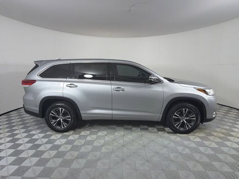 Used 2017 Toyota Highlander Plus FWD image 4