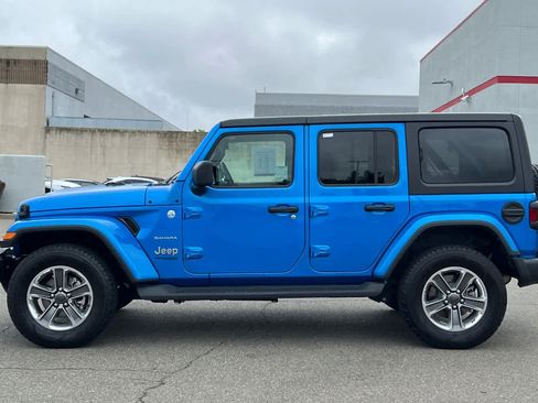 Used 2022 Jeep Wrangler Unlimited Sahara w/ Cold Weather Group AWD/4WD image 9