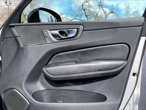 Used 2025 Volvo XC60 B5 Core image 27