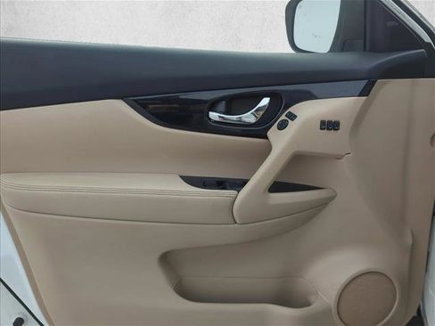 Used 2020 Nissan Rogue SL w/ Premium Package image 2