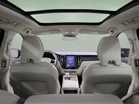 Certified 2023 Volvo XC60 B5 Ultimate w/ Climate Package image 36