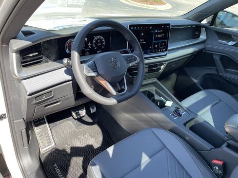 New 2026 Volkswagen Tiguan SE R-Line FWD image 17