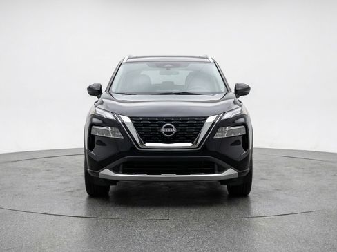 Used 2025 Nissan Rogue SV FWD image 2