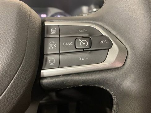 Used 2025 Jeep Compass Limited image 19