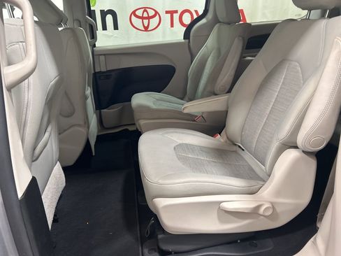 Used 2018 Chrysler Pacifica Touring Plus image 19