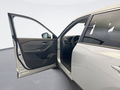 Used 2023 Nissan Rogue SV AWD/4WD image 9