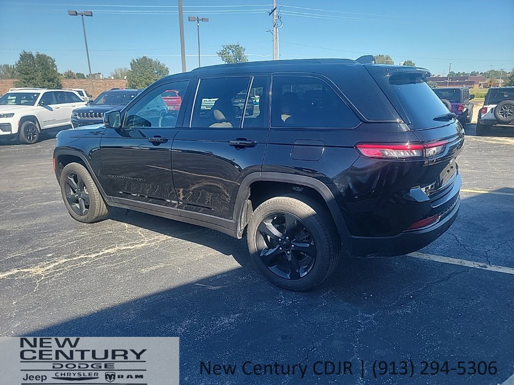 Used 2025 Jeep Grand Cherokee Limited w/ Luxury Tech Group II AWD/4WD image 3