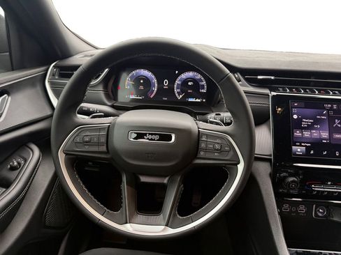 New 2025 Jeep Grand Cherokee Laredo image 12