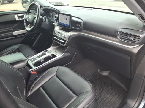 Certified 2022 Ford Explorer XLT w/ Equipment Group 202A image 10