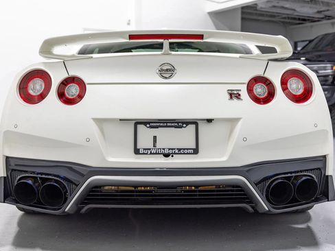 Used 2017 Nissan GT-R Premium w/ Premium Interior Package AWD/4WD image 19