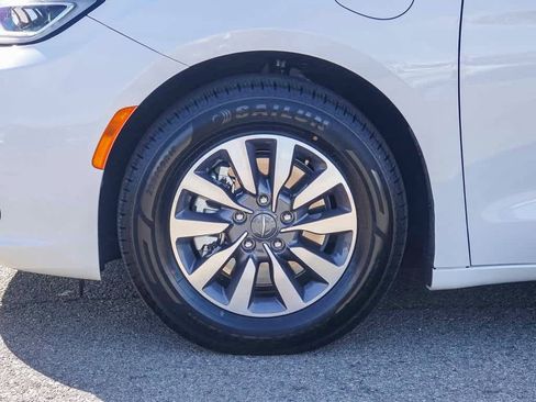 Certified 2024 Chrysler Pacifica Select image 10