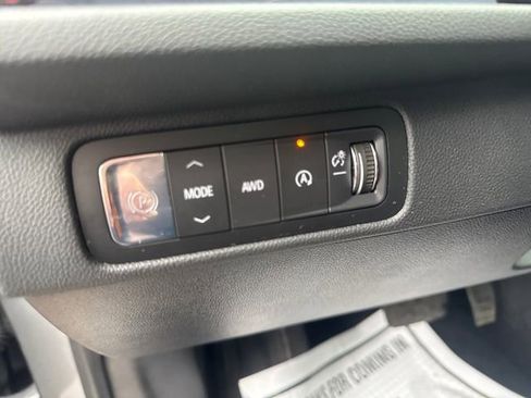 Used 2025 Chevrolet Traverse RS image 37