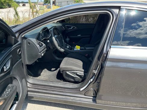 Used 2016 Chrysler 200 Limited FWD image 6