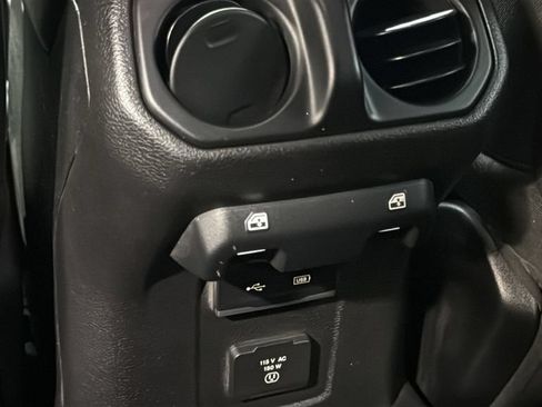 Used 2018 Jeep Wrangler Unlimited Rubicon w/ Dual Top Group AWD/4WD image 18