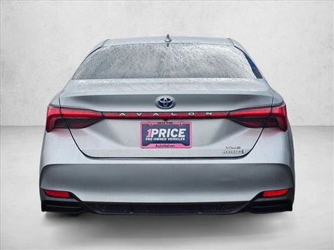 Used 2022 Toyota Avalon XLE w/ Moonroof Package image 4