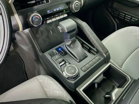 Certified 2025 Toyota Tacoma SR5 AWD/4WD image 16