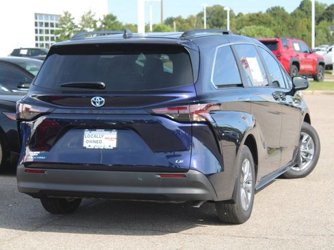 Used 2025 Toyota Sienna LE image 18