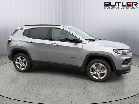 Used 2024 Jeep Compass Latitude AWD/4WD image 5