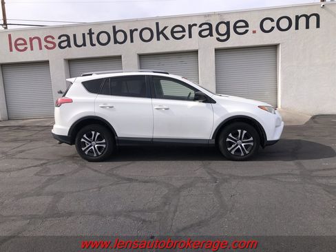 Used 2018 Toyota RAV4 LE image 1