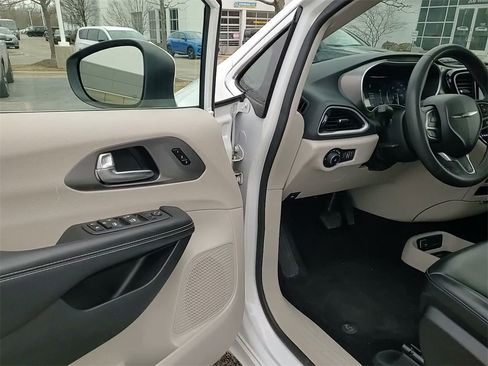 Used 2023 Chrysler Pacifica Touring-L image 20