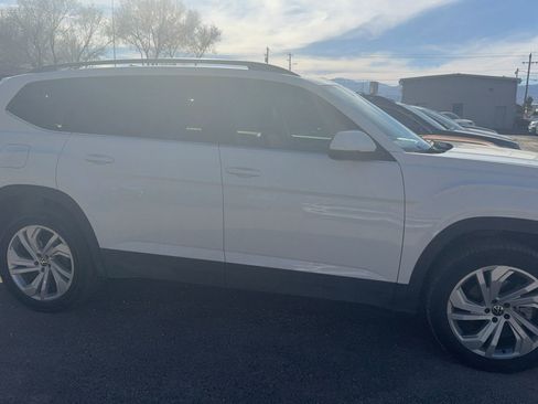 Used 2023 Volkswagen Atlas SE w/ Panoramic Sunroof Package image 3