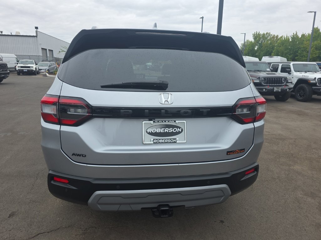 Used 2025 Honda Pilot TrailSport image 4