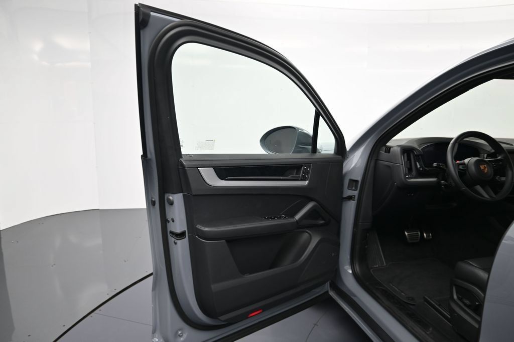 Used 2026 Porsche Cayenne GTS AWD/4WD image 14