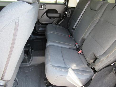 Used 2025 Jeep Wrangler Sport S image 26