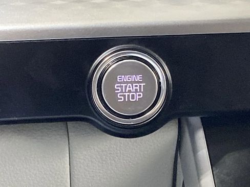 Used 2024 Kia Carnival LX FWD image 19