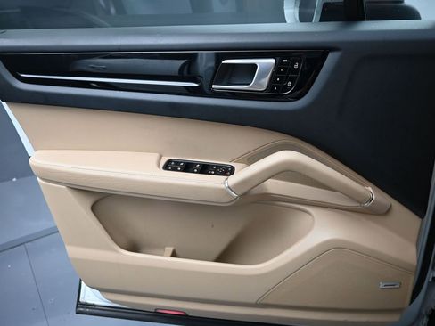 Used 2021 Porsche Cayenne image 21