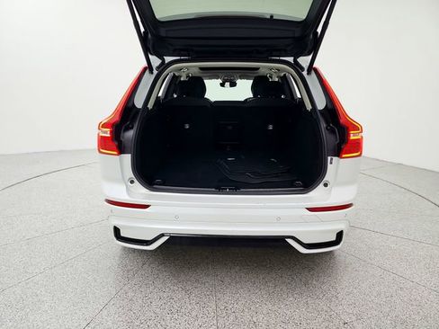Used 2025 Volvo XC60 B5 Plus image 19