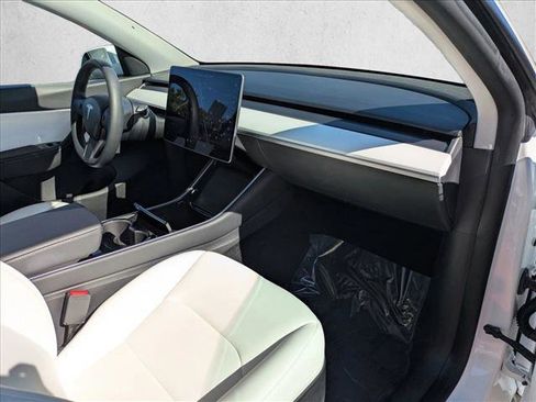 Used 2020 Tesla Model Y Long Range image 17