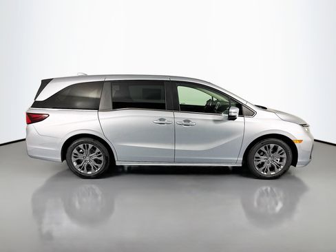 New 2026 Honda Odyssey Touring image 4