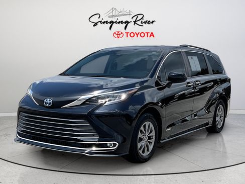 Used 2021 Toyota Sienna XLE FWD image 3