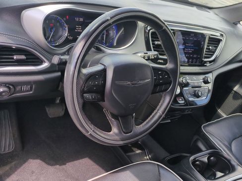 Used 2018 Chrysler Pacifica Limited image 10