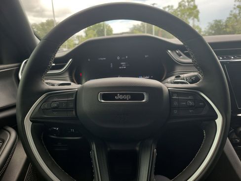 Used 2025 Jeep Grand Cherokee Laredo w/ Luxury Tech Group I RWD image 17