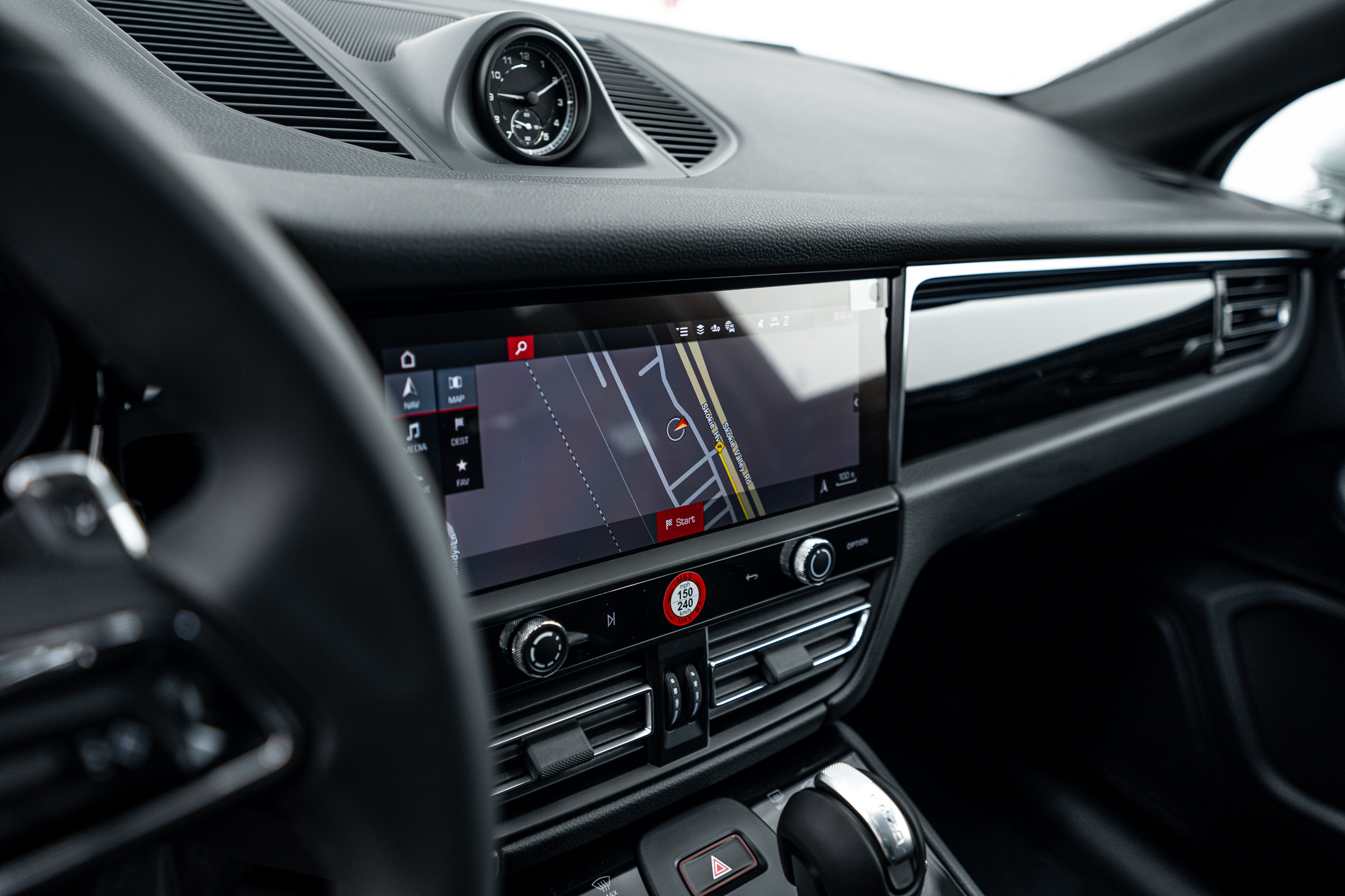 Certified 2026 Porsche Macan AWD/4WD image 15