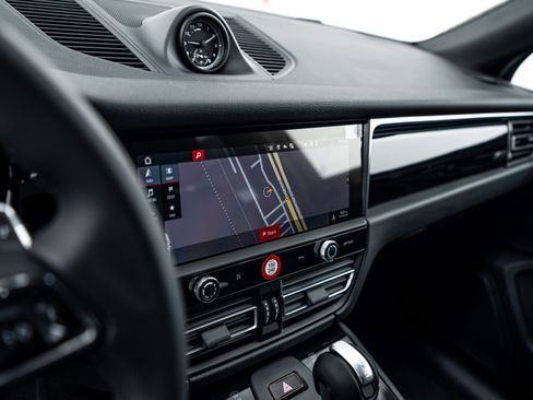 Certified 2026 Porsche Macan AWD/4WD image 15