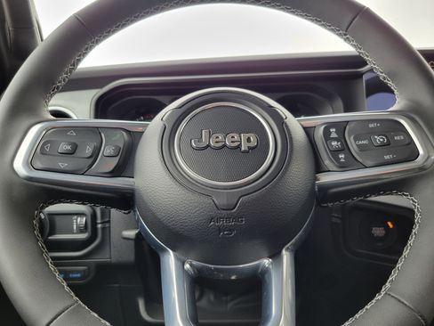 Used 2025 Jeep Wrangler Unlimited Sahara AWD/4WD image 8