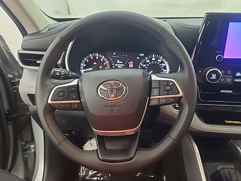 Used 2023 Toyota Highlander XLE AWD/4WD image 32