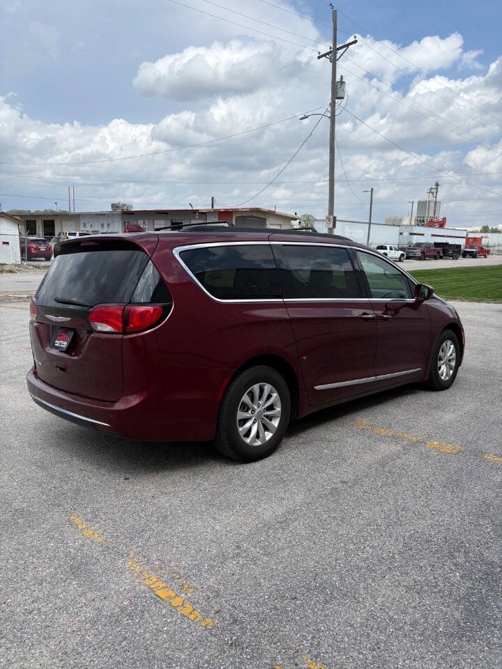 Used 2017 Chrysler Pacifica Touring-L FWD image 5