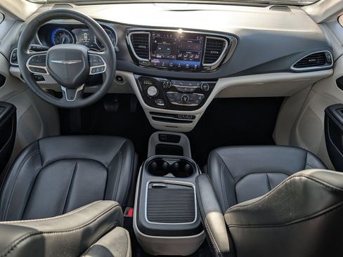 Used 2023 Chrysler Pacifica Touring-L FWD image 10