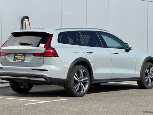 New 2026 Volvo V60 B5 Cross Country Plus w/ Climate Package AWD/4WD image 5