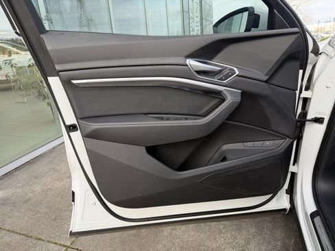 Used 2022 Audi e-tron Premium w/ Convenience Plus Package image 11
