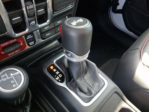 Used 2025 Jeep Wrangler Unlimited Rubicon w/ Convenience Group AWD/4WD image 12