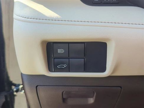 Used 2022 Toyota Highlander XLE FWD image 11