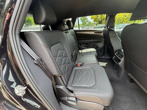 Used 2025 Volkswagen Atlas Cross Sport SE FWD image 40