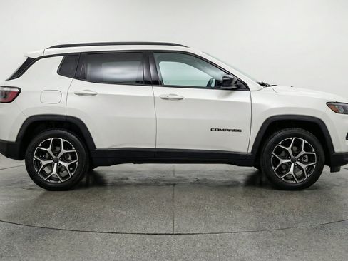 Used 2025 Jeep Compass Limited AWD/4WD image 11